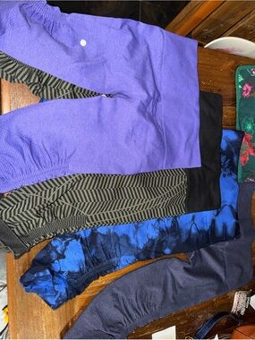 Lululemon in the flow bundle of four size 4 crop leggings